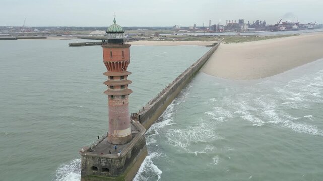 Port de Dunkerque - vue drone volant pr&egrave;s du feu de Saint Pol