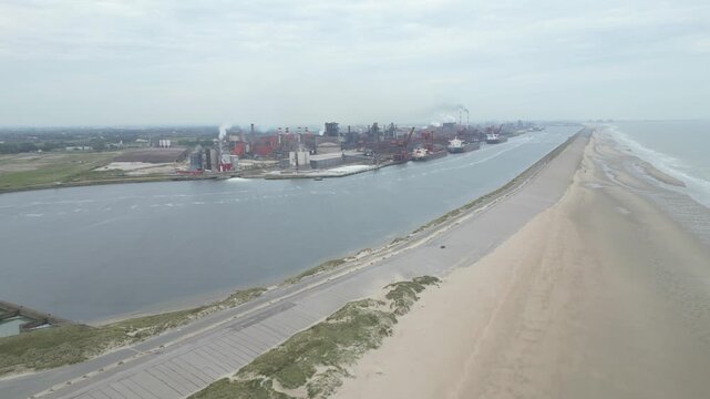 Port industriel de Dunkerque - vue drone de la digue du Braek et la plage