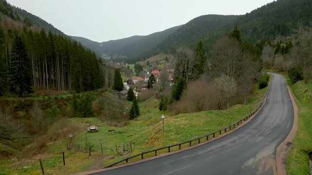 Le village du Valtin dans les Vosges et la route menant &agrave; sa vall&eacute;e vue depuis un drone