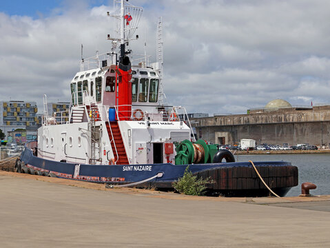 bateau remorqueur au port
