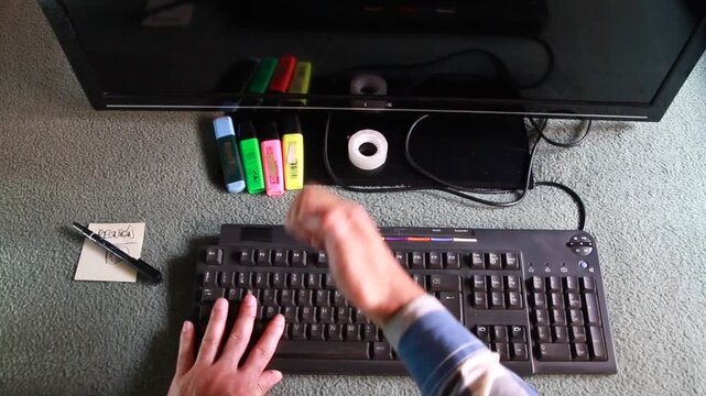 Enfado en ordenador golpe a teclado tecla no funciona averiar pu&ntilde;etazo y da&ntilde;ar con martillo hitting and break keyboard computer hammer strike and punch key that doesn&acute;t work