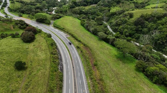 Video Aereo realizado con drone, en el municipio de Barbosa, en el se observa la autopista que conduce al Municipio de Cisneros, en Antioquia, Colombia.