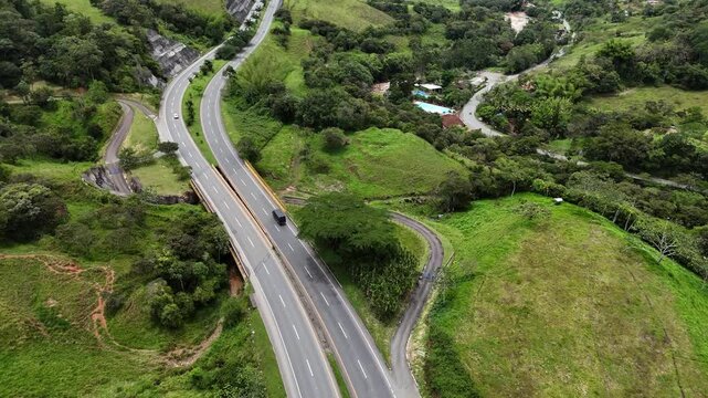Video Aereo realizado con drone, en el municipio de Barbosa, en el se observa la autopista que conduce al Municipio de Cisneros, en Antioquia, Colombia.