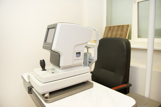 The device for checking the vision of a person is in the office of an optometrist