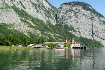 Ausflugsschiff mit Wallfahrtskirche St. Bartholomä am Königssee im Nationalpark Berchtesgaden © ThomBal