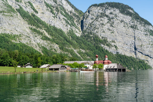Ausflugsschiff mit Wallfahrtskirche St. Bartholom&auml; am K&ouml;nigssee im Nationalpark Berchtesgaden