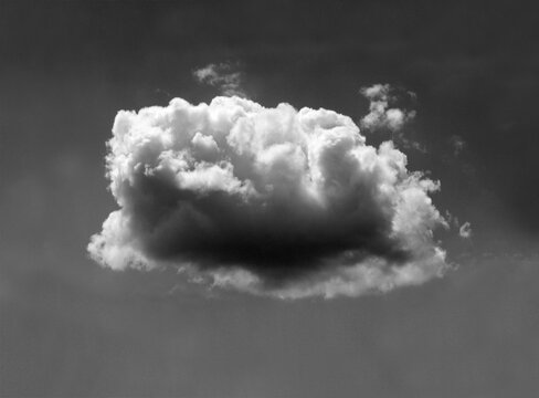 Dram&aacute;ticas nubes de tormenta se acercan al cielo azul, poderoso fondo meteorol&oacute;gico y atmosf&eacute;rico para recursos editoriales, de viajes y de dise&ntilde;o de la naturaleza. Poderoso fondo meteorol&oacute;gico