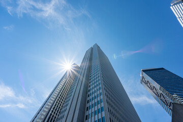 Fototapeta premium 高層ビル 青空