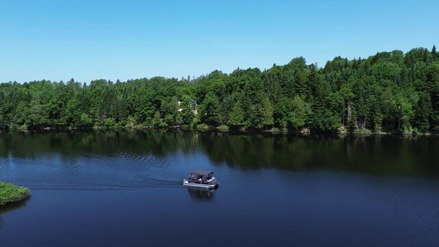 Un ponton au milieu d'un lac, dans les bois. Vue sur la rivi&egrave;re et la for&ecirc;t par une journ&eacute;e d'&eacute;t&eacute; ensoleill&eacute;e.