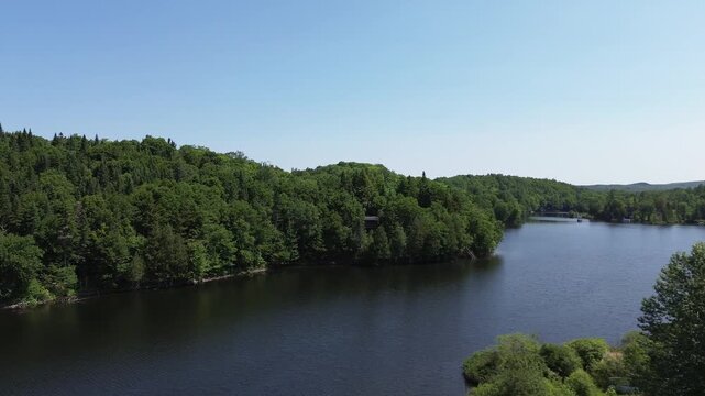 Eau d'un lac en for&ecirc;t, Qu&eacute;bec, Canada.