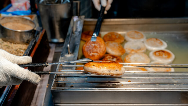 Ssiat Hotteok preparation at BIFF Square night market