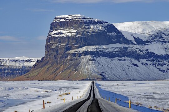 Grade, snow-covered, road running towards L&oacute;magn&uacute;pur mountain, winter, outwash plains, Iceland