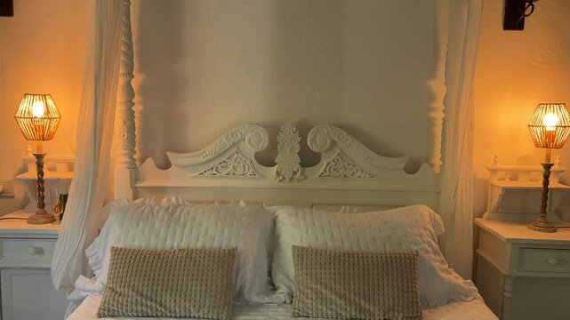 Tilt up de cama con dosel en habitaci&oacute;n mediterr&aacute;nea