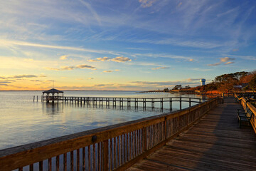 Obraz premium Evening stroll along the boardwalk at sunset