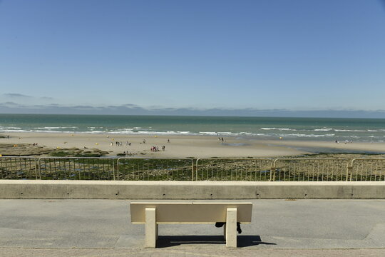 Coin de repos en face de la mer &agrave; mar&eacute;e basse &agrave; Ambleteuse &agrave; la C&ocirc;te d'Opale (France)