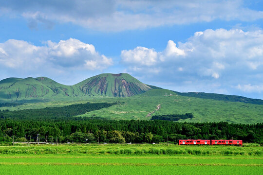 阿蘇の麓を走る赤い列車