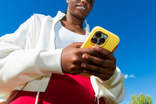 Gen Z athlete using smartphone for outdoor wellness routine