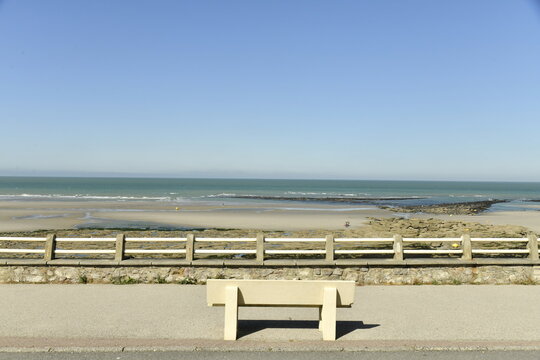 Coin de repos en face de la mer se retirant tr&egrave;s loin &agrave; la mar&eacute;e basse &agrave; Ambleteuse &agrave; la C&ocirc;te d'Opale (France)