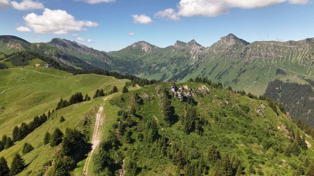 Sentier de randonn&eacute;e sur une cr&ecirc;te verdoyante des Alpes en &eacute;t&eacute;