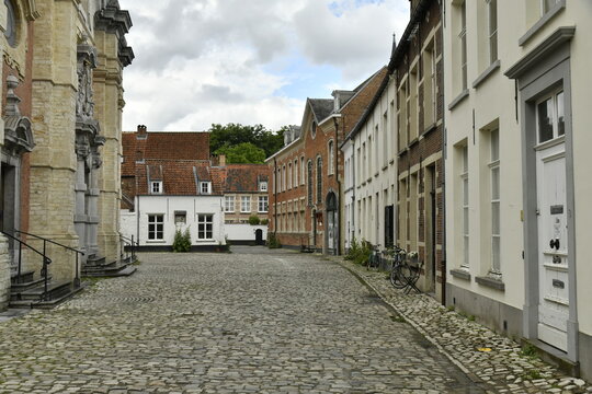 Rue &agrave; pav&eacute;s devant l'&eacute;glise Sainte-Marguerite au b&eacute;guinage de Lierre (Lier-Antwerpen) 