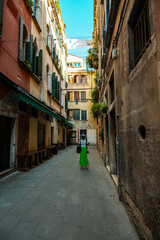 Obraz premium Quiet pedestrian street lined with historic buildings in Venice, Italy