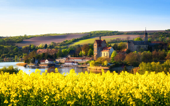 Wundersch&ouml;nes Schloss Seeburg und der S&uuml;&szlig;e See mit gelben Rapsfeld