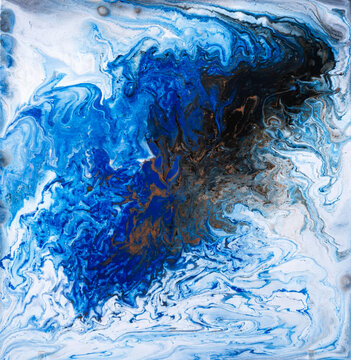Pintura abstrata fluida com t&eacute;cnica de derramamento em tons de azul, branco e preto, criando texturas marmorizadas e org&acirc;nicas din&acirc;micas para fundo de design art&iacute;stico e moderno.