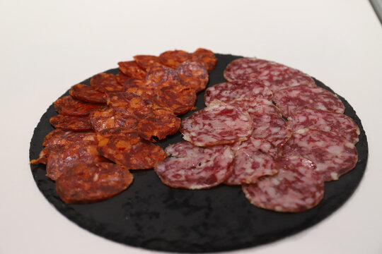 plato de embutido ib&eacute;rico con chorizo y salchich&oacute;n