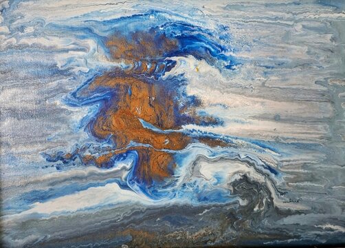 Pintura abstrata fluida em acr&iacute;lico com centro em tom de cobre e ondas em azul, violeta e branco, arte moderna com efeito de derramamento para textura de fundo e design.