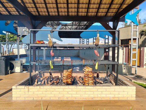 Gastronomia e Cultura: O preparo r&uacute;stico de carnes no espeto vertical em churrasco tradicional brasileiro