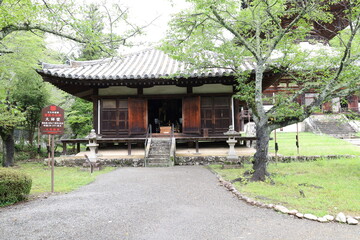 Obraz premium A Japanese temple: a scene of the precincts of Negoro-ji Temple in Iwade City in Wakayama Prefecture