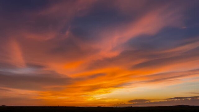 茜色に染まる雲と夕焼け空の絶景