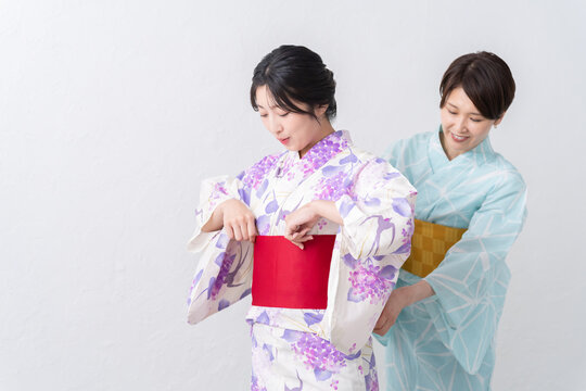 浴衣の着付けをする女性たち