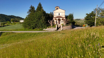 Obraz premium Historic Rural Chapel Nestled in the Green Hills of Piedmont Italy