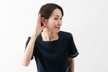 Naklejka premium エステサロン制服を着た若い女性 ビューティイメージ