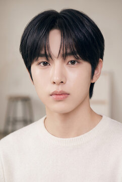 아이보리 니트를 입은 20대 한국인 남성 모델의 차분한 뷰티 프로필 화보