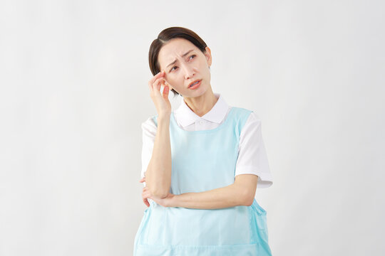 介護士女性　悩む　白背景