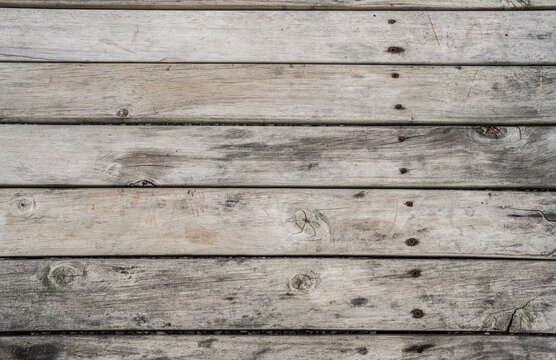 Textura de piso de tablones de madera envejecida con vetas y tornillos, fondo r&uacute;stico de alta resoluci&oacute;n