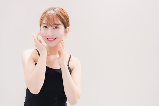 ビューティーケアをする明るい髪色の若い女性