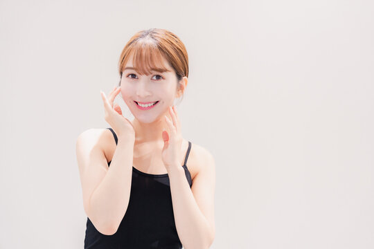 ビューティーケアをする明るい髪色の若い女性