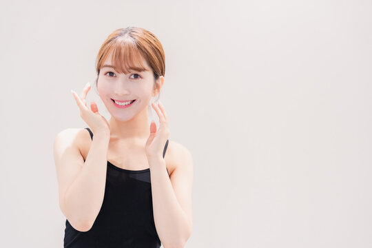 ビューティーケアをする明るい髪色の若い女性