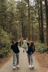 Obraz premium Parents with their child in the forest