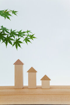 かえでの葉と積み木の家　漆喰の背景