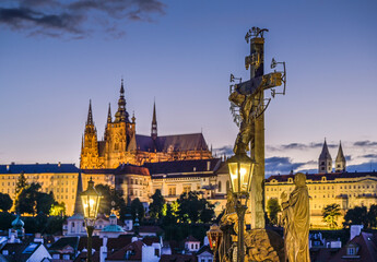 Naklejka premium Abend, Kruzifix, Karlsbrücke, Prag, Tschechien