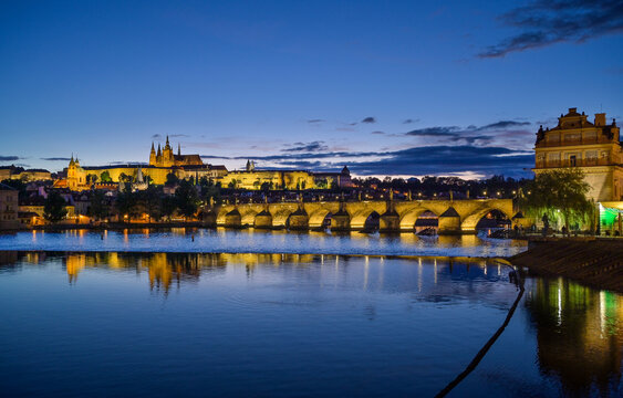 Panorama, Abend, Karlsbr&uuml;cke, Moldau, hinten Burgberg Hradschin, Burg, Prag, Tschechien