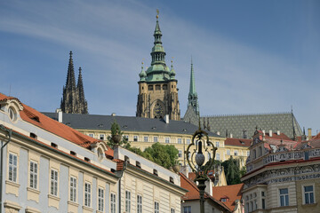 Obraz premium Wohnhäuser, Platz, Malostranske nam, hinten der Hradschin, Burg, Kleinseite Mala Strana, Prag, Tschechien
