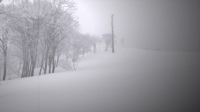 吹雪で視界が揺らぐ雪山の自然動画