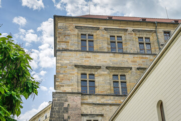 Obraz premium Seitenflügel, Alter Königspalast, Ort des Prager Fenstersturz am 23. Mai 1618, zweites Fenster unten links, Burgberg Hradschin, Prag, Tschechien