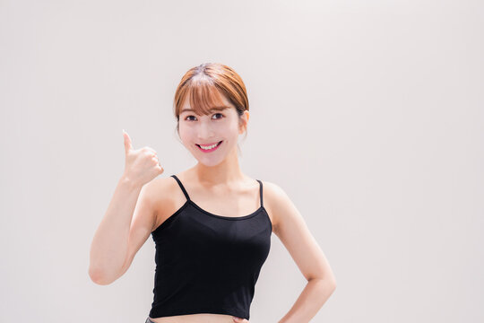 笑顔のアクティブな若い女性