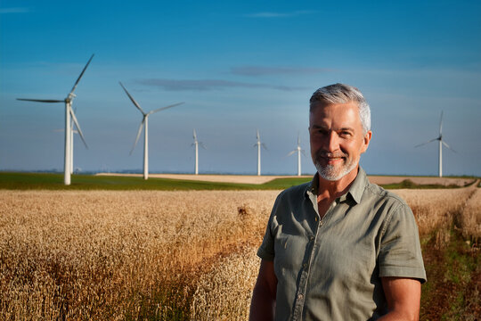 Windkraftanlage mit Person